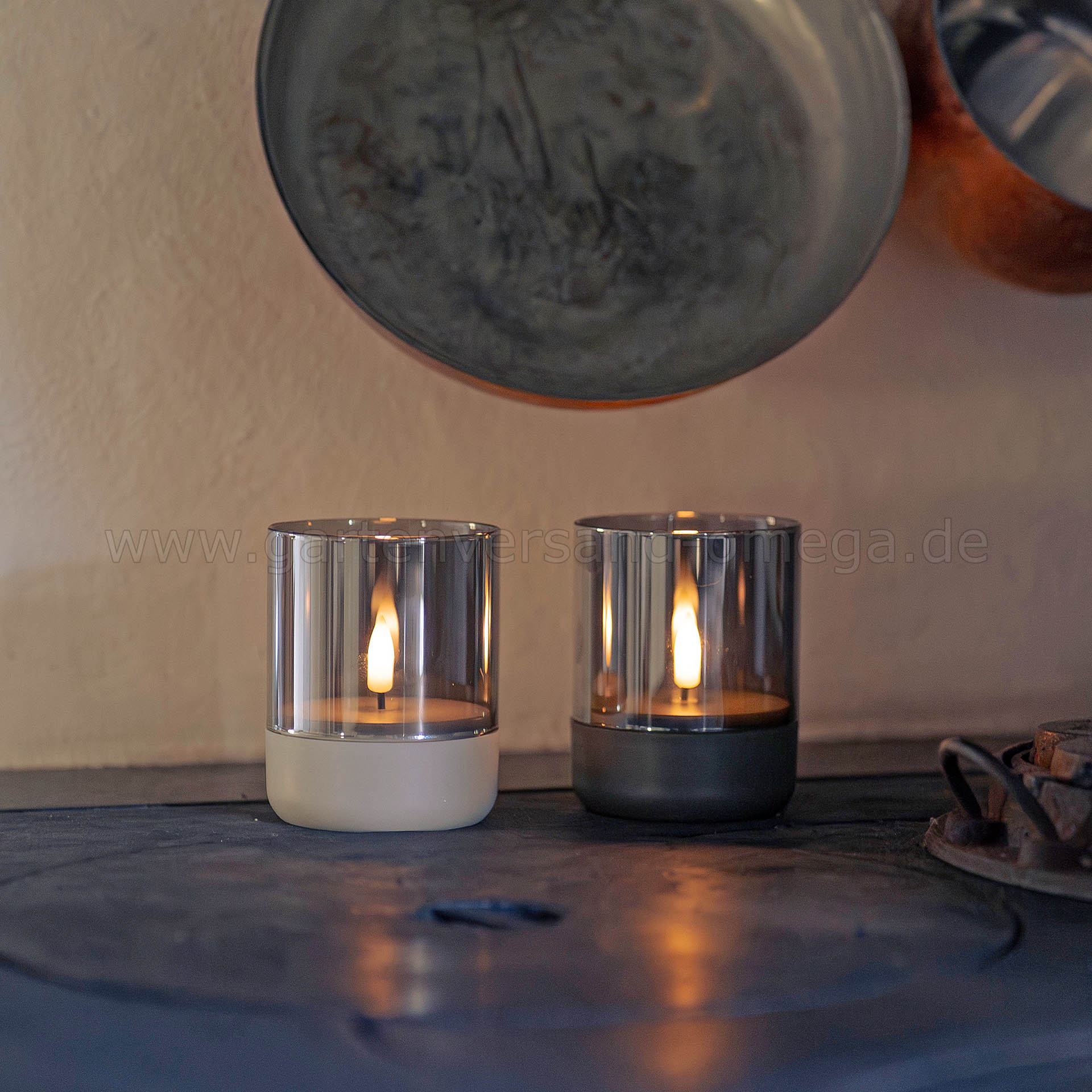 Anwendungsbeispiel LED Kerze im Rauchglas Grau zusammen mit der LED Kerze im Rauchglas Beige