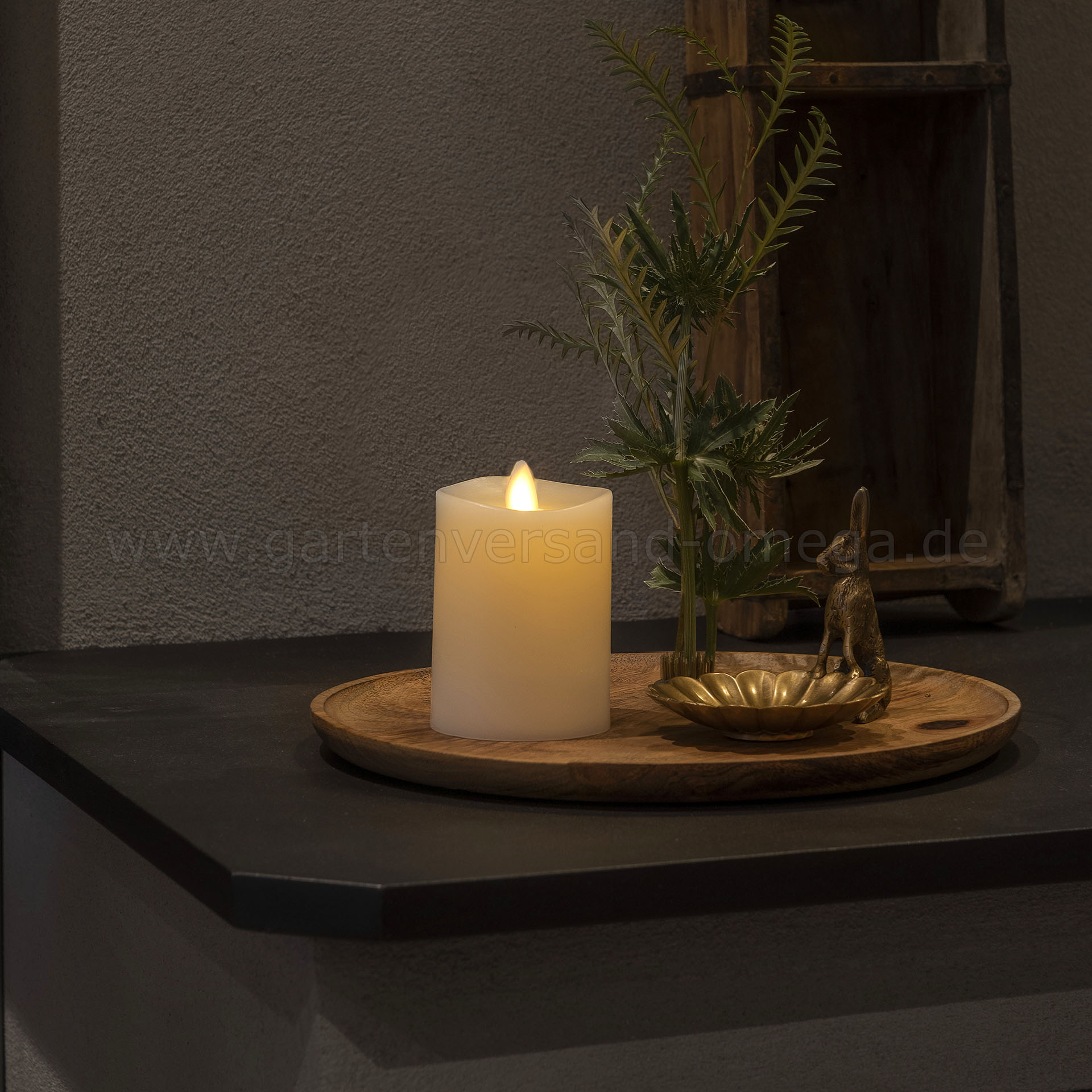 Anwendungsbeispiel LED-Echtwachskerze cremeweiß mit geschmolzener Kante 11,4cm