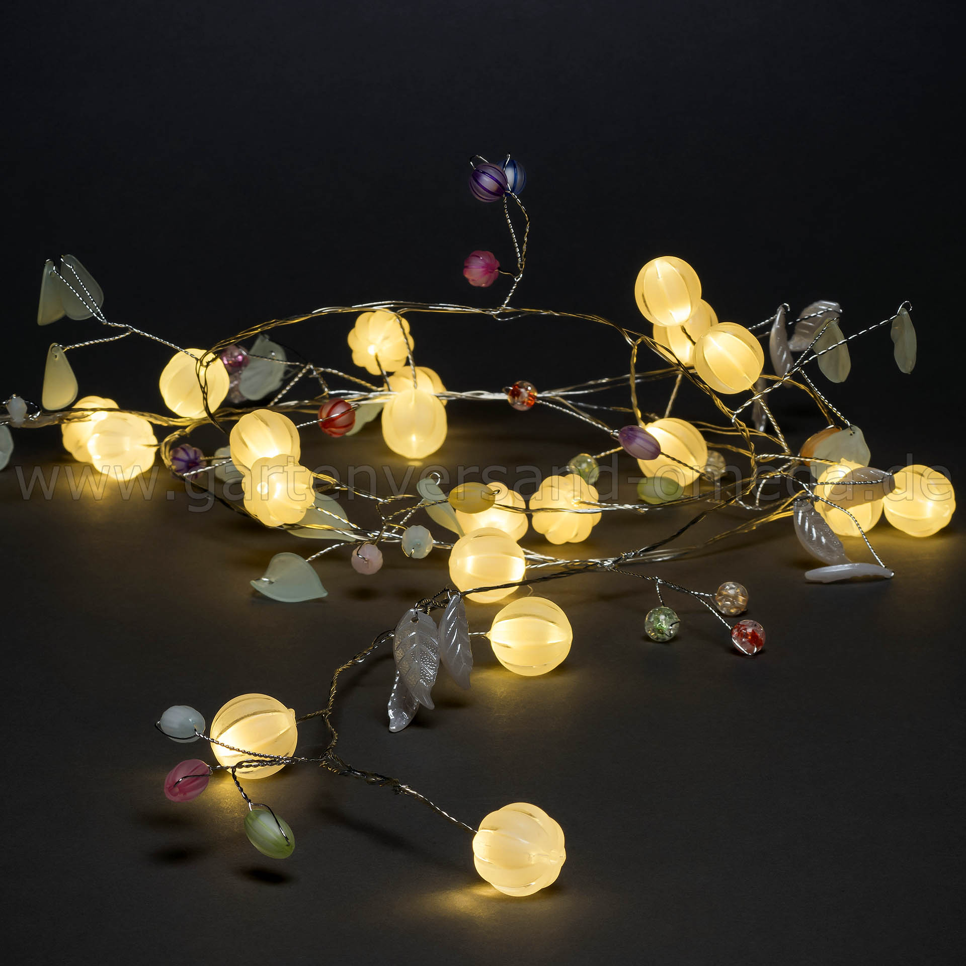 Dekolichterkette mit Blättern und Beeren - Lichterkette für den Herbst