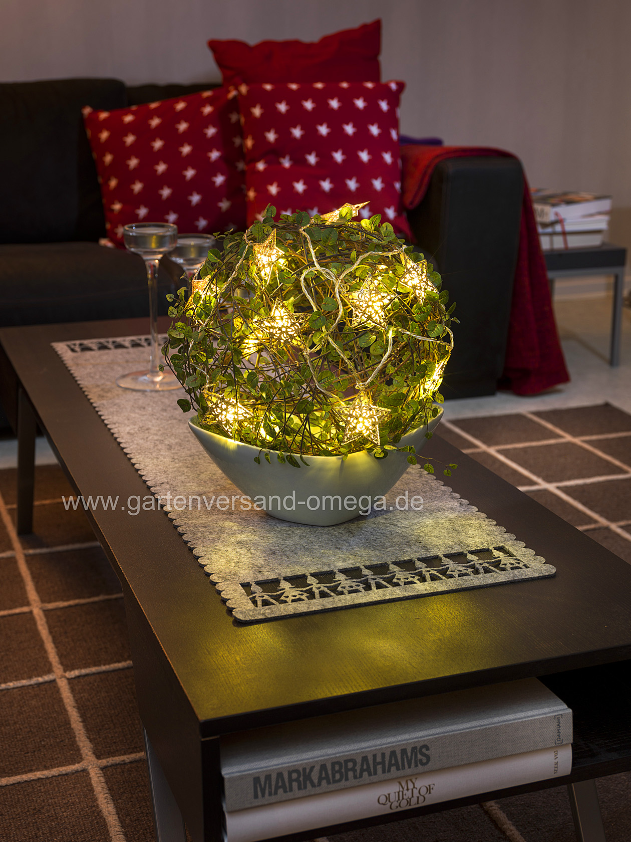 LED-Lichterkette mit goldenen Metallsternen im Einsatz