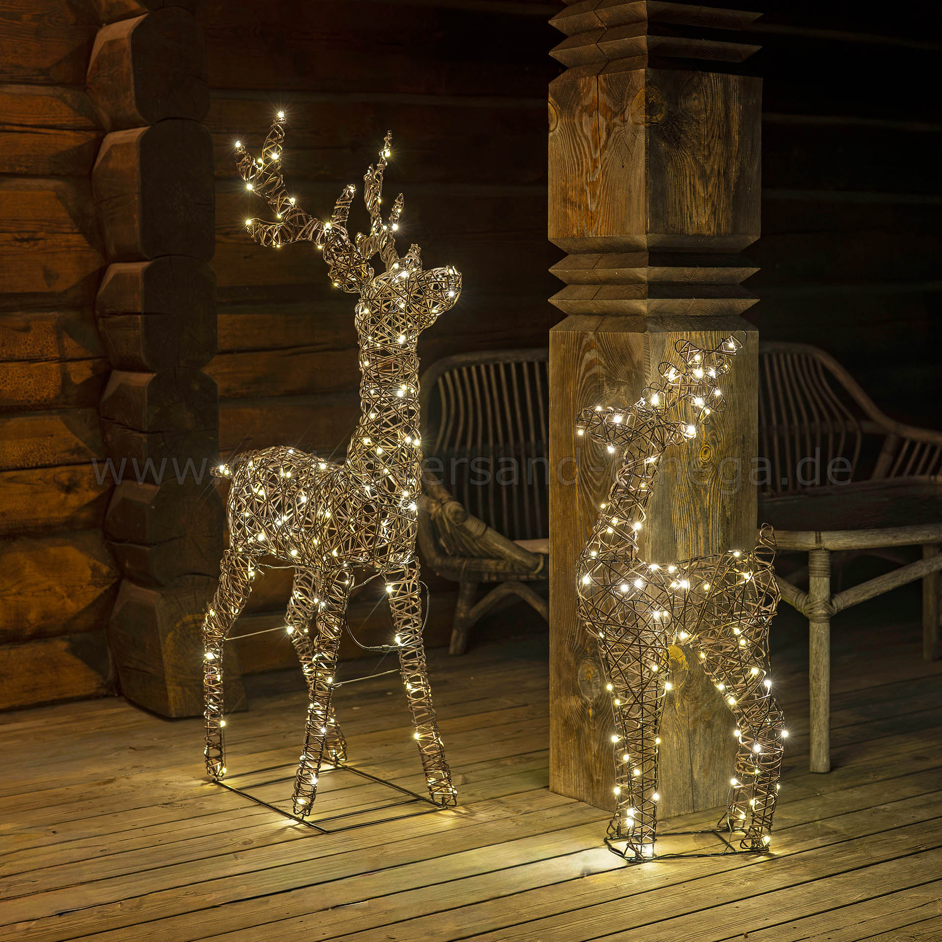 Das LED Polyrattan Rentier 88cm zusammen mit dem LED Polyrattan Rentier 130cm im Einsatz