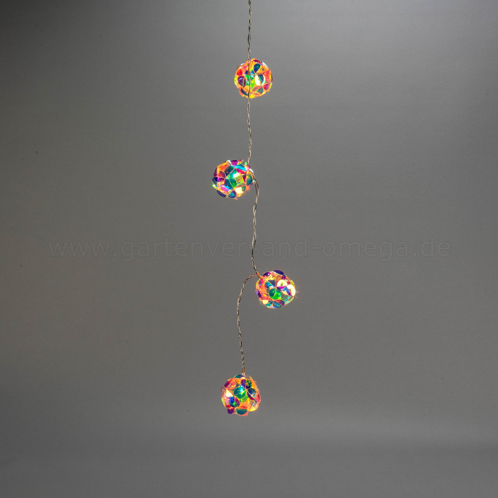 Lichterkette mit schillernden Kugeln