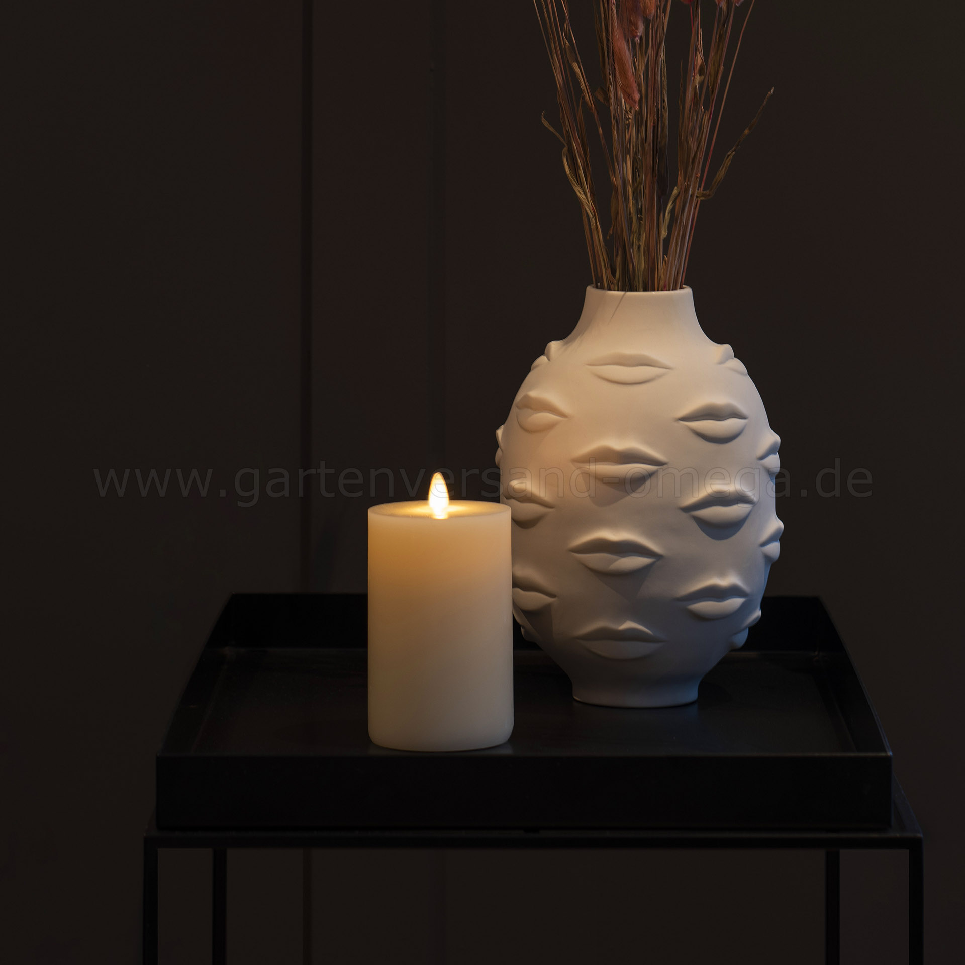 Anwendungsbeispiel LED-Echtwachskerze cremeweiß mit Duft und Touchfunktion 15,2cm