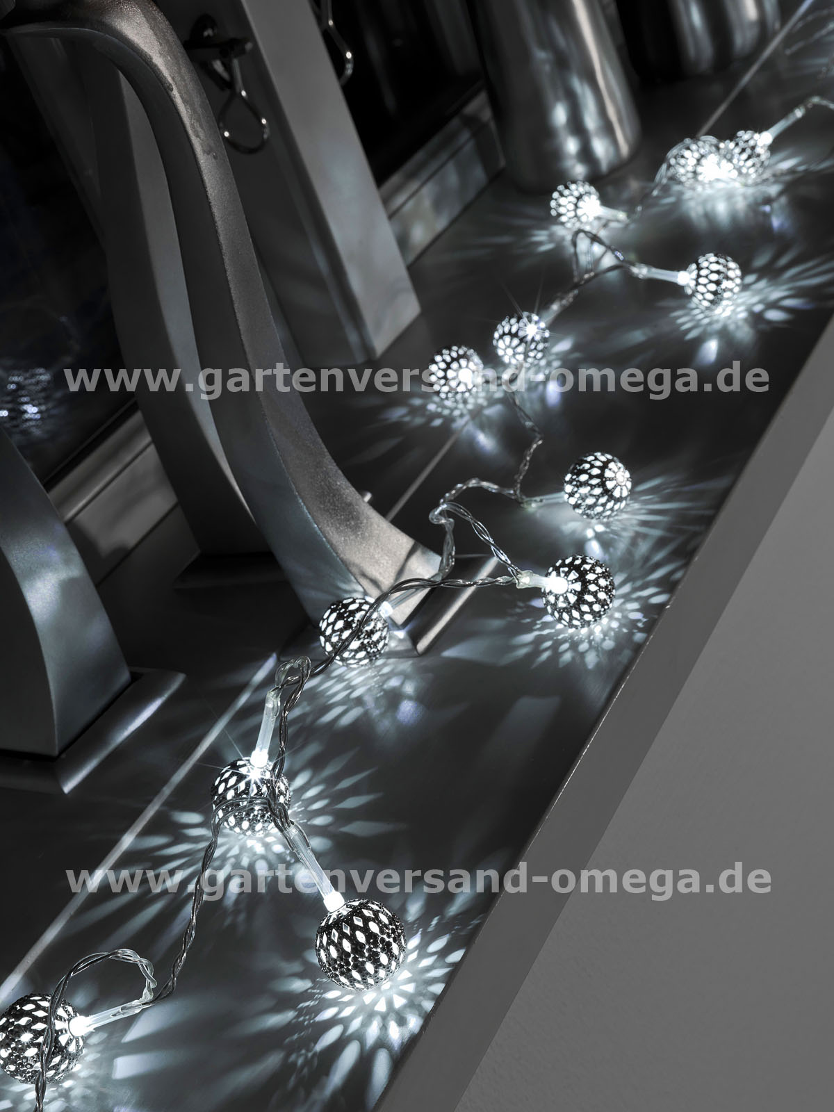 LED Dekolichterkette mit Metallbällen im Einsatz