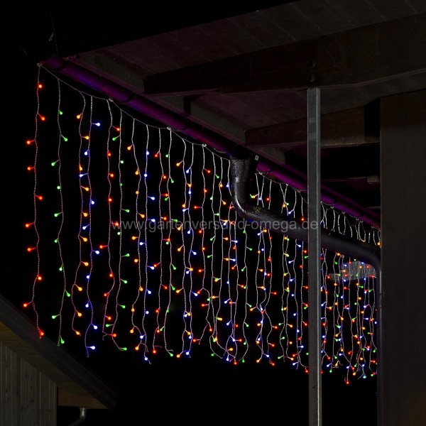 Bunter LED Lichtervorhang mit 200 Globe-LEDs