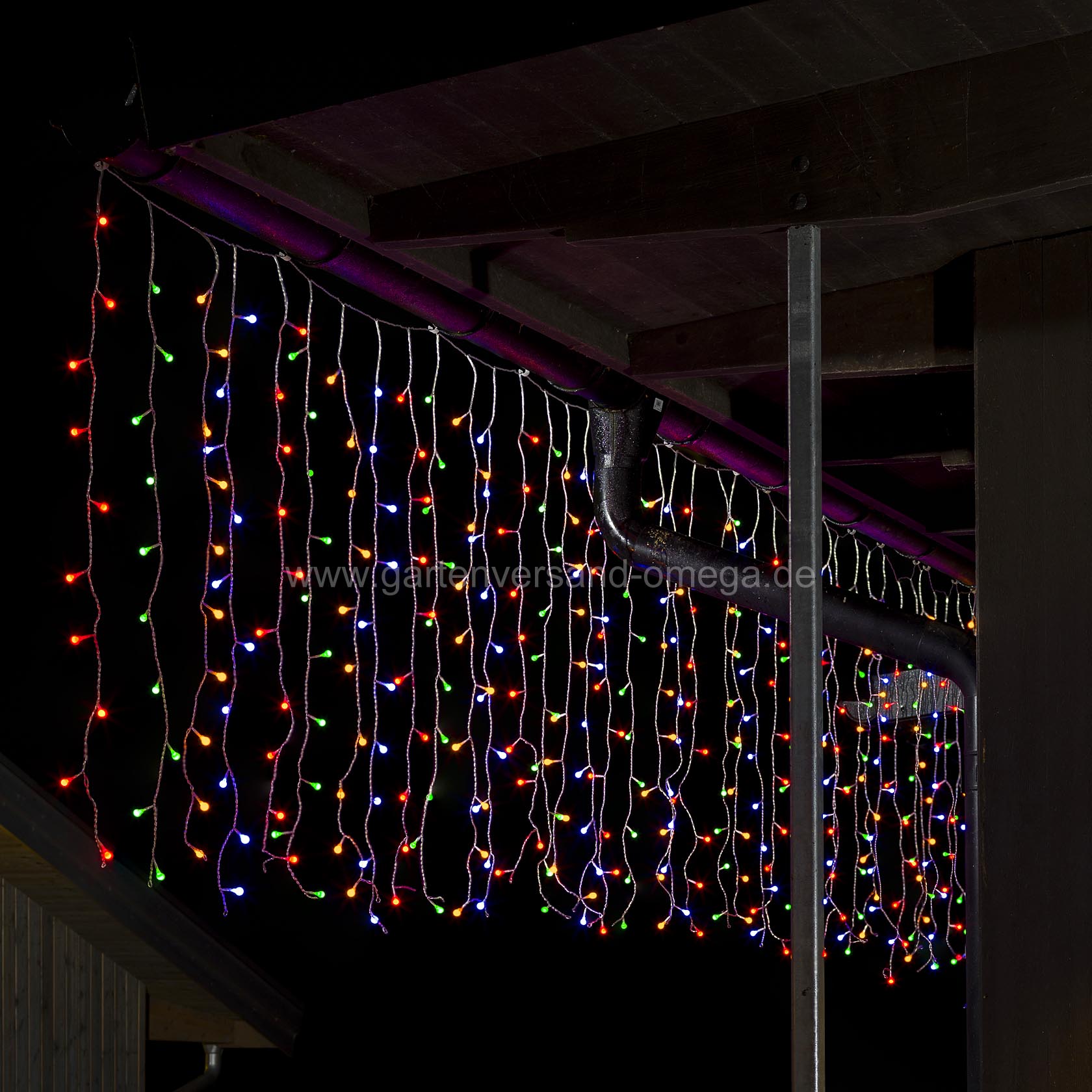 Bunter LED Beleuchteter Vorhang, Weihnachtsaussenbeleuchtung, Gartenversand Farbig, Omega LED-Vorhang, Eislichtvorhang, der an Weihnachtsdekoration Lichtervorhang LED Weihnachtsbeleuchtung Fensterdekoration, Wand | Globe-LEDs - 200 Eislichter-Vorhang, mit
